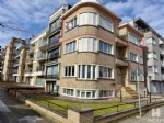 Ruim hoekappartement op de 2de en hoogste verd. (zonder lift) van een klein gebouw, rustige ligging in de nabijheid van het tennisplein en de winkelstraat. Dit te renoveren appartement biedt u: Een lichtrijke hoek-woonkamer met zonnig terrasje, afzonderlijke keuken, inkomhall met vestiaire, badkamer met ligbad en toilet, 3 slaapkamers, pvc-ramen met dubbele beglazing en rolluiken, ... Mogelijkheid tot de aankoop van de enige en inpandige garage (vraagprijs: € 60.000).
Een ruim appartement op een uitstekende en zonnige ligging met bijzonder veel renovatiepotentieel! (24/028)